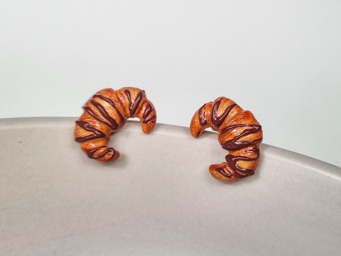 Cercei Handmade Croissant cu Ciocolata � Cercei Jucausi Cadou pentru Iubitoare de Dulciuri - bijuterii - cercei - cercei cu figurine - Artynos.ro