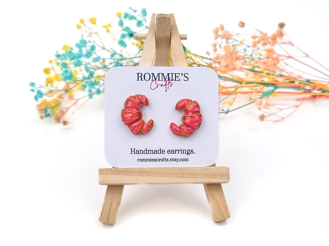 Cercei Handmade Croissant cu Căpșuni � Cercei Originali Cadou pentru Iubitoare de Dulciuri - bijuterii - cercei - cercei cu figurine - Artynos.ro