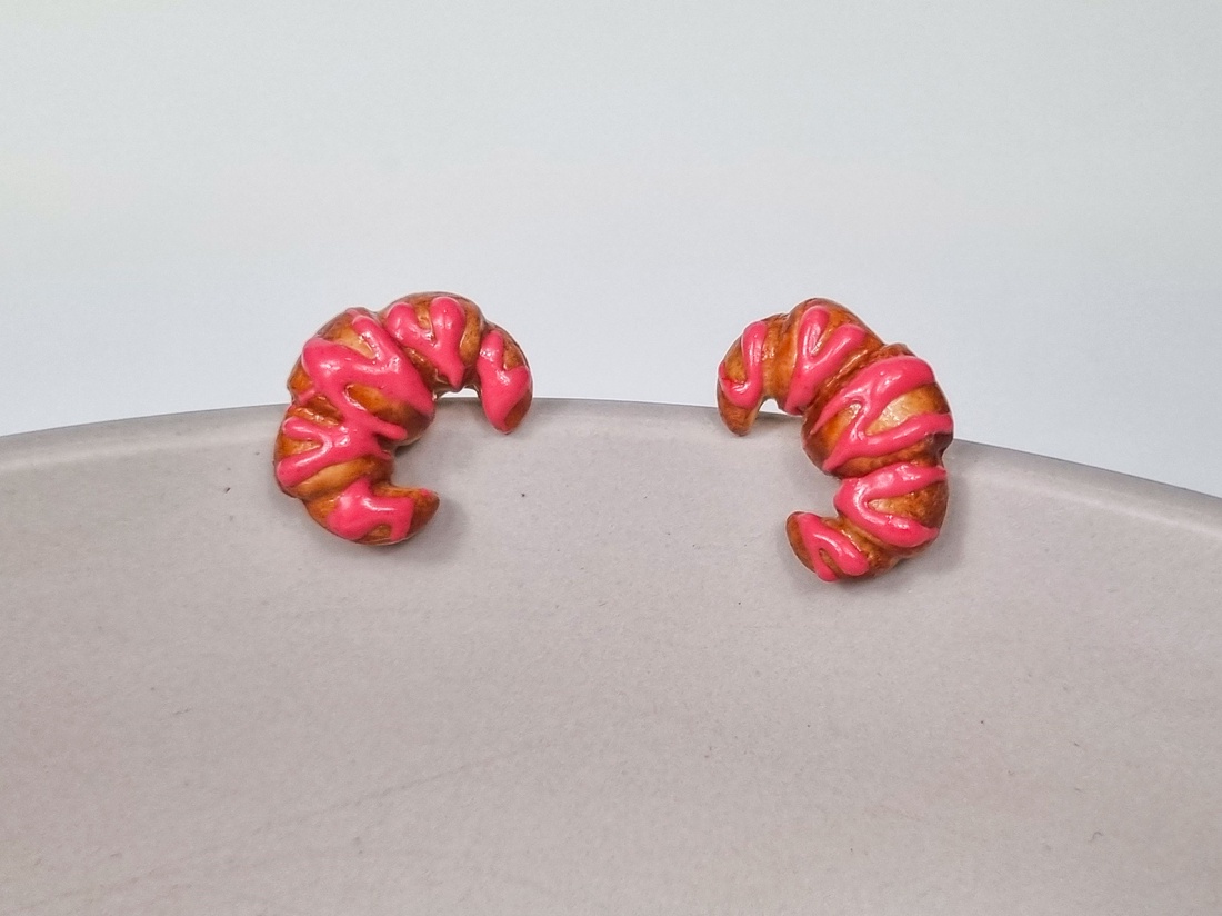 Cercei Handmade Croissant cu Căpșuni � Cercei Originali Cadou pentru Iubitoare de Dulciuri - bijuterii - cercei - cercei cu figurine - Artynos.ro