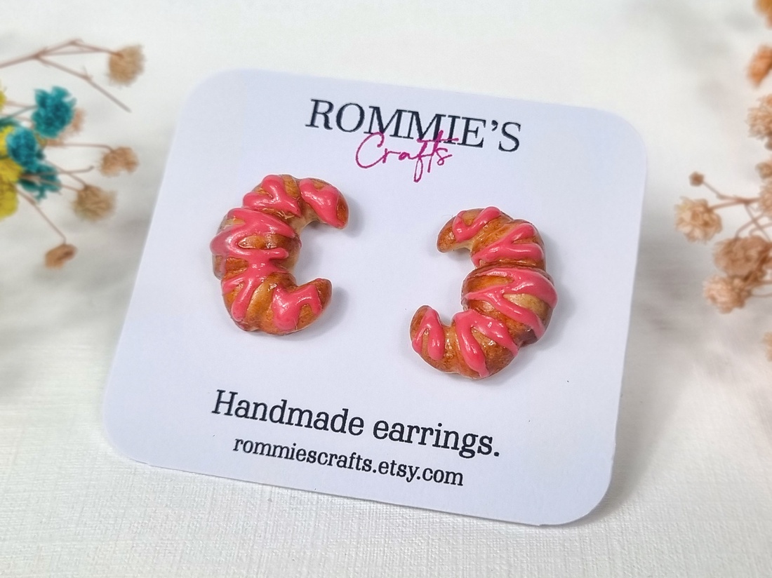 Cercei Handmade Croissant cu Căpșuni � Cercei Originali Cadou pentru Iubitoare de Dulciuri - bijuterii - cercei - cercei cu figurine - Artynos.ro