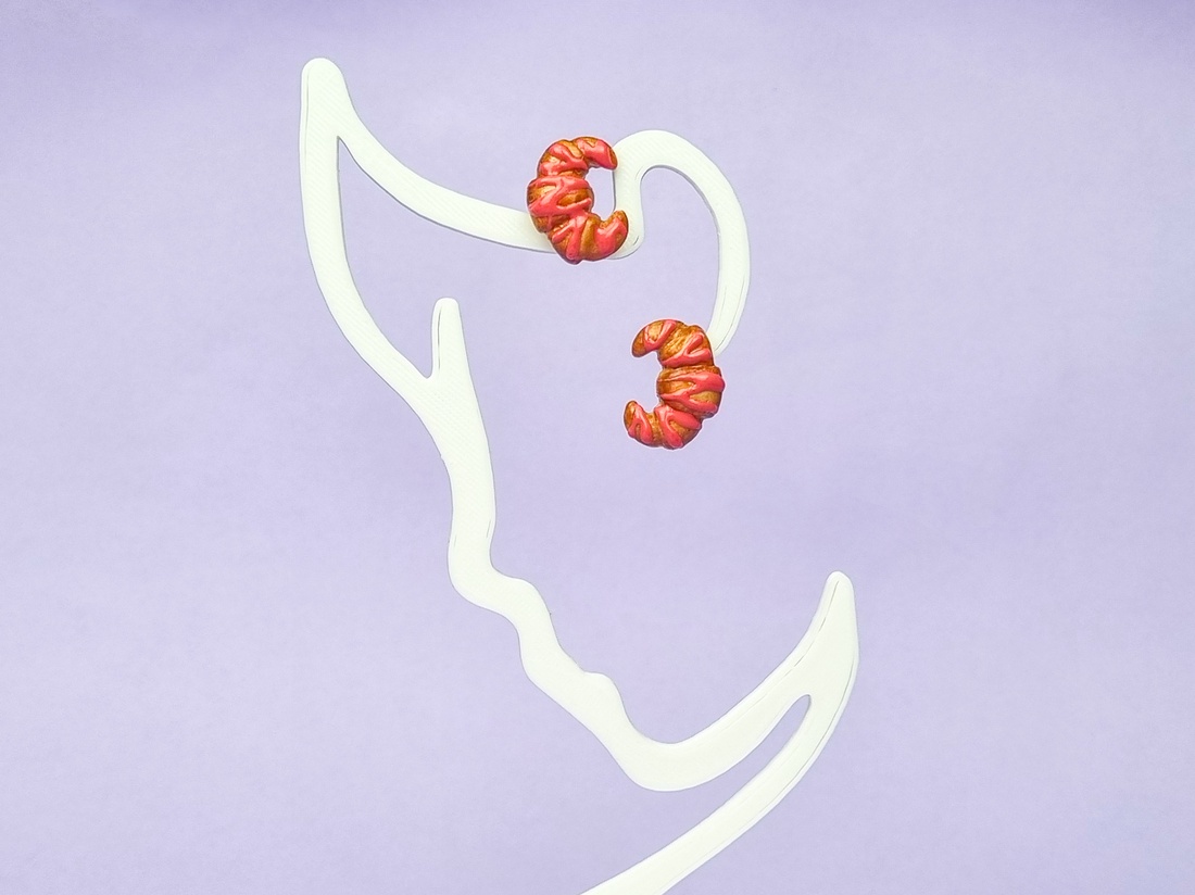 Cercei Handmade Croissant cu Căpșuni � Cercei Originali Cadou pentru Iubitoare de Dulciuri - bijuterii - cercei - cercei cu figurine - Artynos.ro