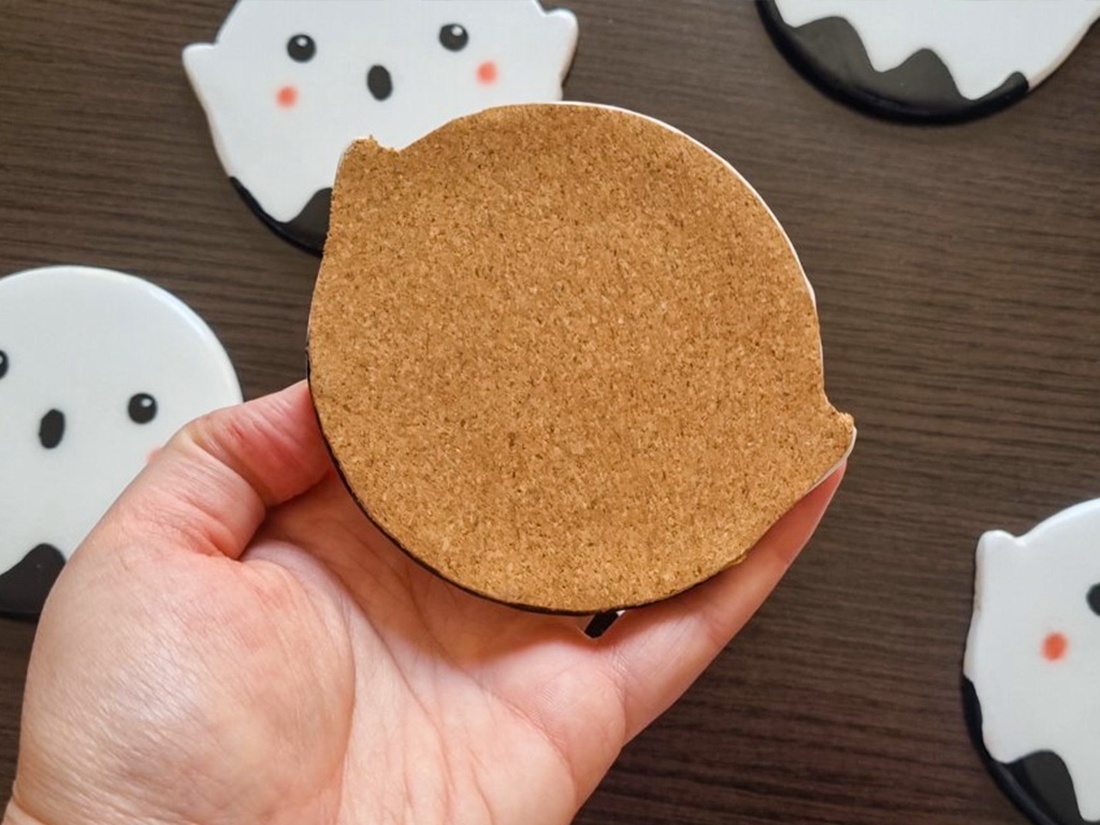 Suport pahare fantoma cute 1 bucata, handmade din lut si pictat manual - casă & stil de viață - decorațiuni de casă - halloween - tot ce ai nevoie de o petrecere! - ornamente de halloween - Artynos.ro