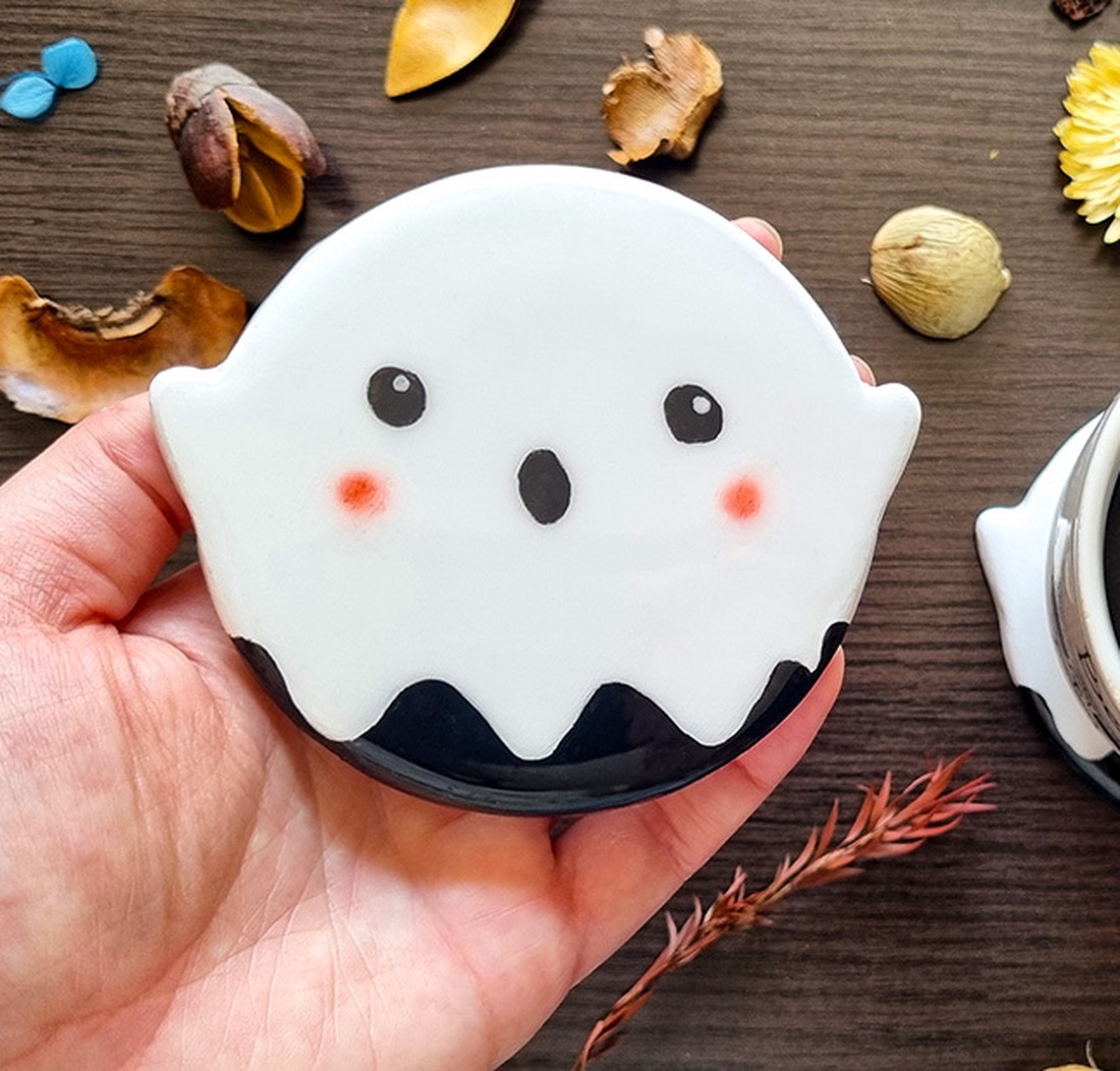 Suport pahare fantoma cute 1 bucata, handmade din lut si pictat manual - casă & stil de viață - decorațiuni de casă - halloween - tot ce ai nevoie de o petrecere! - ornamente de halloween - Artynos.ro