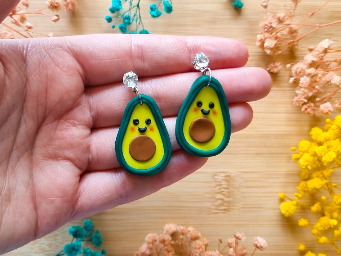 Cercei avocado handmade din lut polimeric - bijuterii - cercei - cercei cu figurine - Artynos.ro