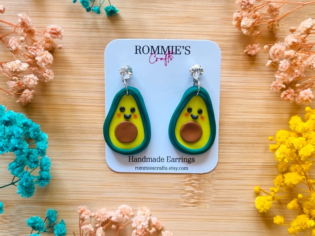Cercei avocado handmade din lut polimeric - bijuterii - cercei - cercei cu figurine - Artynos.ro