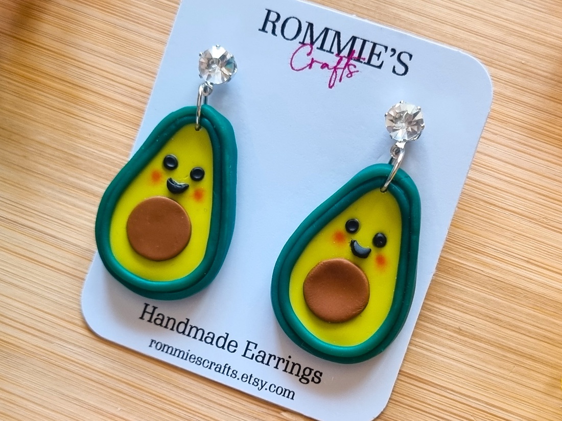 Cercei avocado handmade din lut polimeric - bijuterii - cercei - cercei cu figurine - Artynos.ro