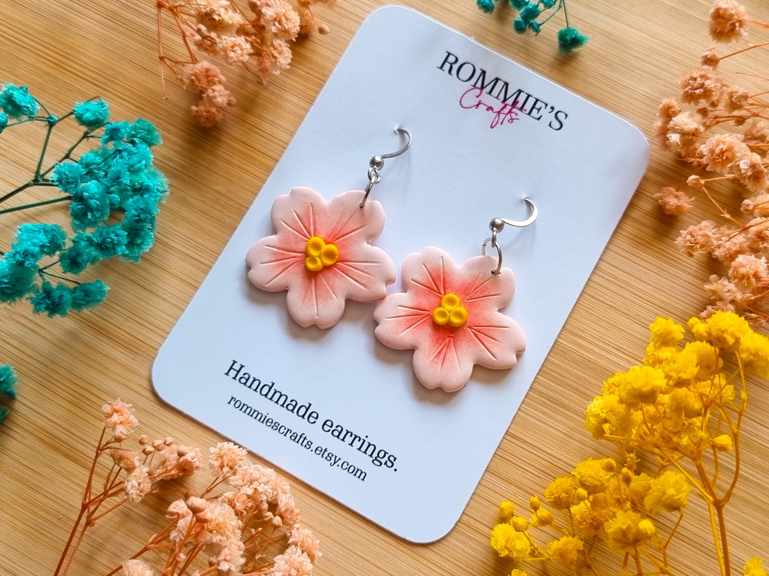 Cercei sakura handmade din lut polimeric, flori roz inspirate de ciresii japonezi - bijuterii - cercei - cercei cu figurine - Artynos.ro