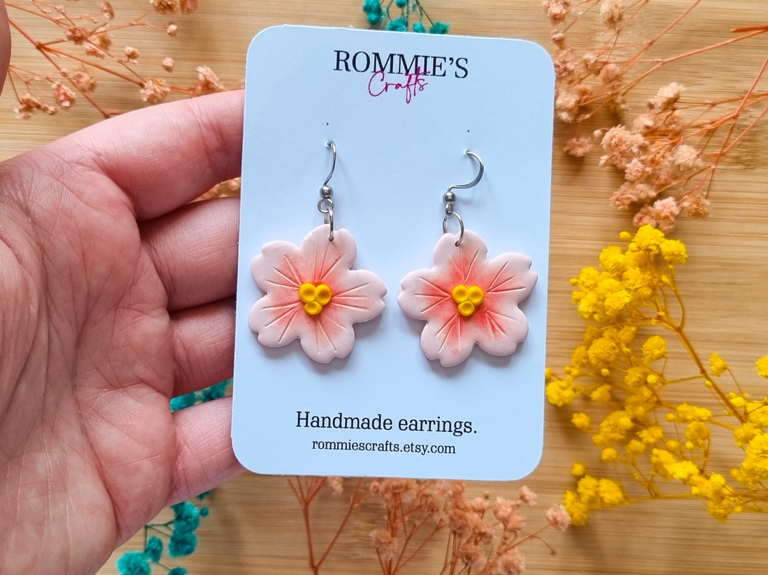 Cercei sakura handmade din lut polimeric, flori roz inspirate de ciresii japonezi - bijuterii - cercei - cercei cu figurine - Artynos.ro