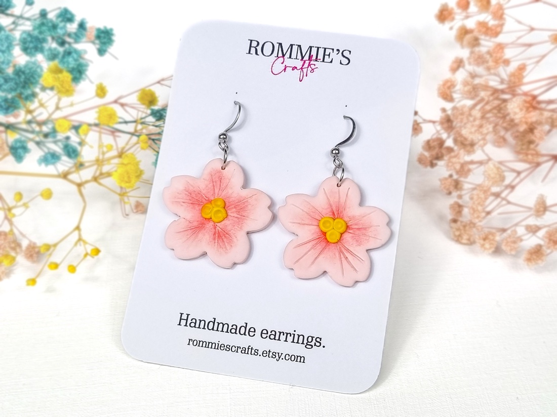 Cercei sakura handmade din lut polimeric, flori roz inspirate de ciresii japonezi - bijuterii - cercei - cercei cu figurine - Artynos.ro