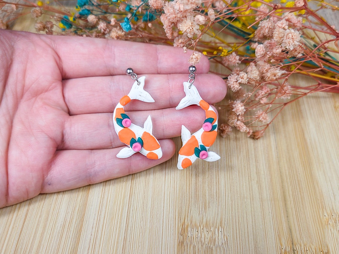 Cercei pesti koi handmade din lut polimeric, inspirati din cultura japoneza - bijuterii - cercei - cercei lungi - Artynos.ro