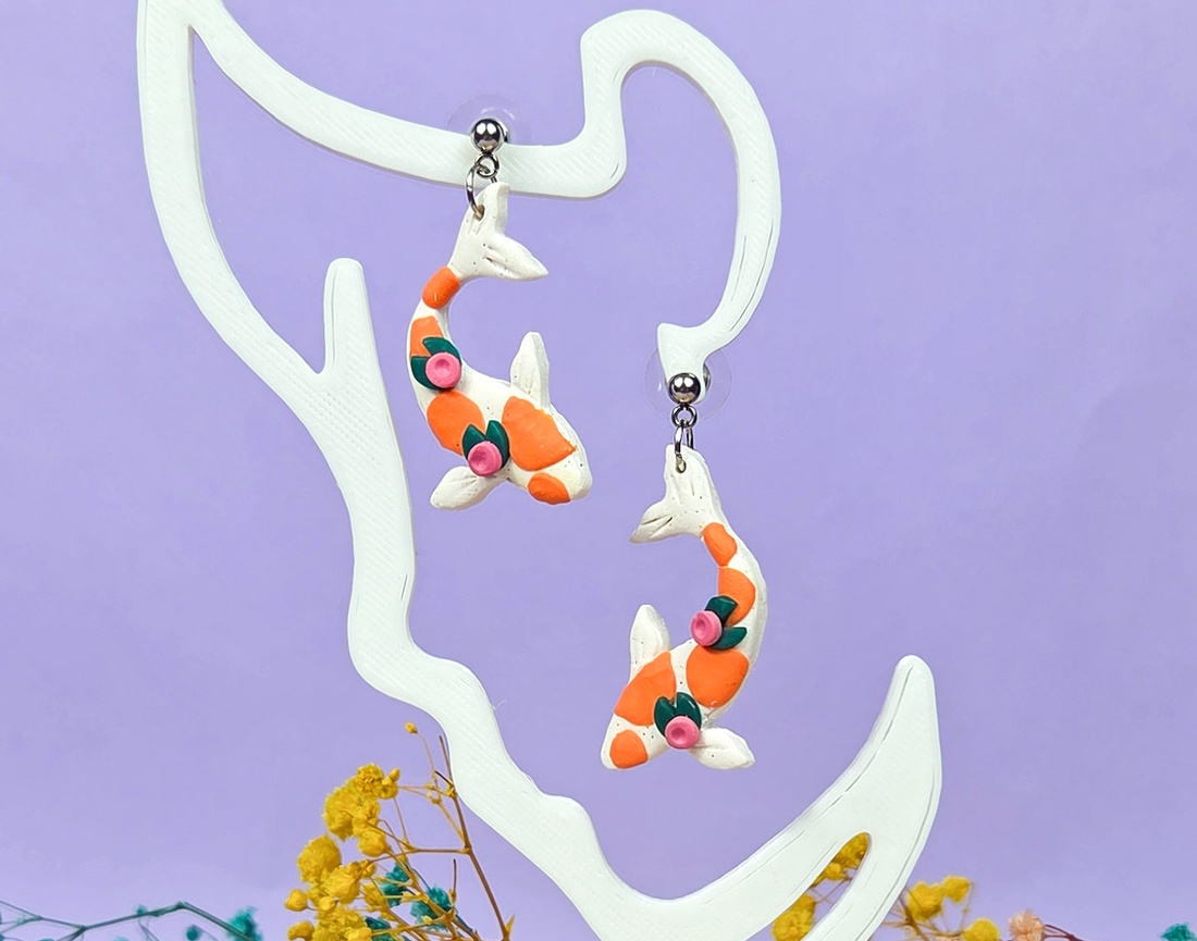 Cercei pesti koi handmade din lut polimeric, inspirati din cultura japoneza - bijuterii - cercei - cercei lungi - Artynos.ro