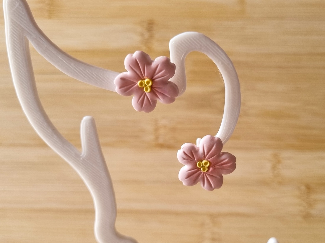 Cercei sakura handmade din lut polimeric, floricele roz inspirate de ciresii japonezi - bijuterii - cercei - cercei cu figurine - Artynos.ro