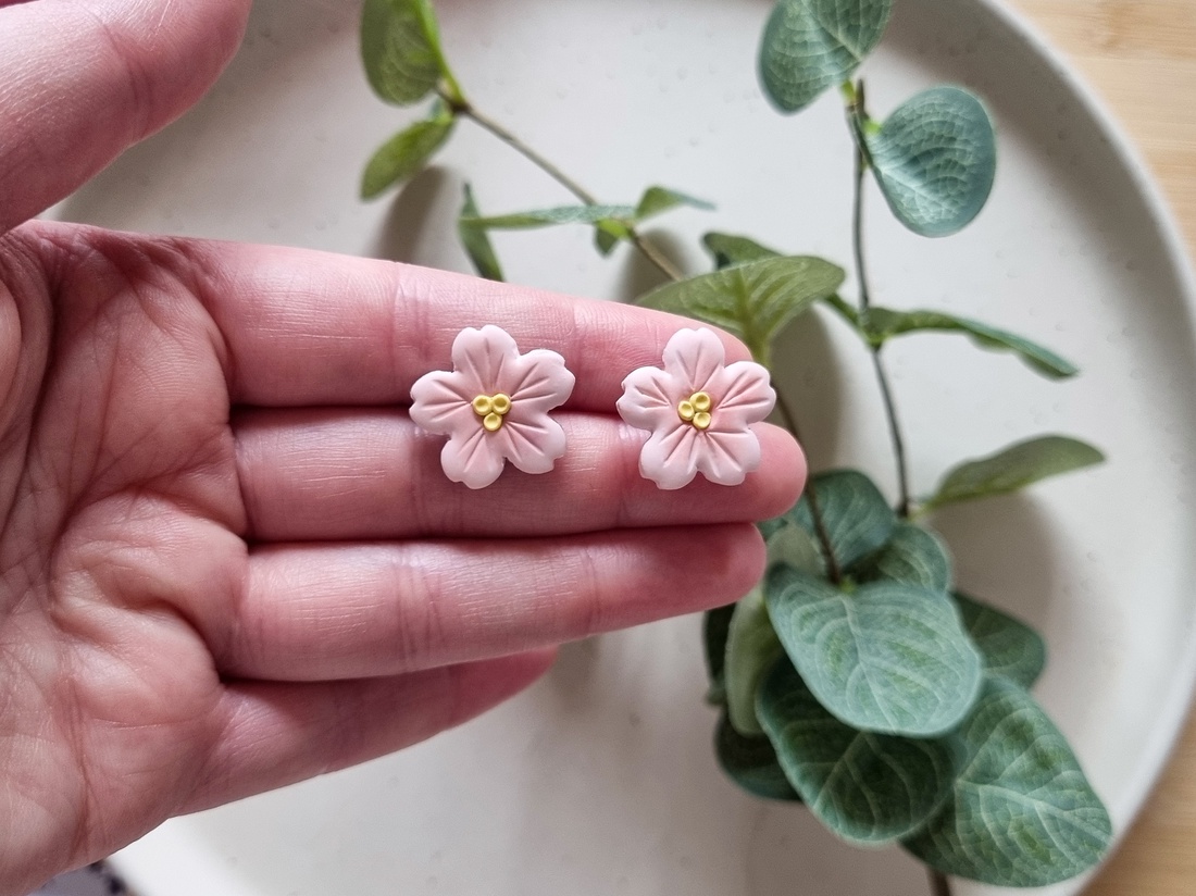 Cercei sakura handmade din lut polimeric, floricele roz inspirate de ciresii japonezi - bijuterii - cercei - cercei cu figurine - Artynos.ro