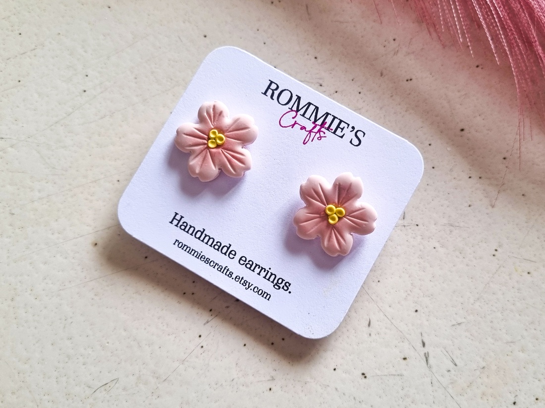 Cercei sakura handmade din lut polimeric, floricele roz inspirate de ciresii japonezi - bijuterii - cercei - cercei cu figurine - Artynos.ro