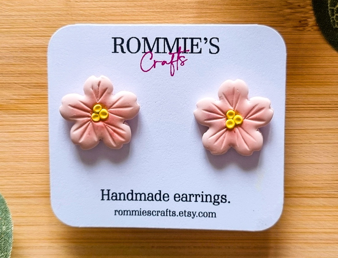 Cercei sakura handmade din lut polimeric, floricele roz inspirate de ciresii japonezi - bijuterii - cercei - cercei cu figurine - Artynos.ro