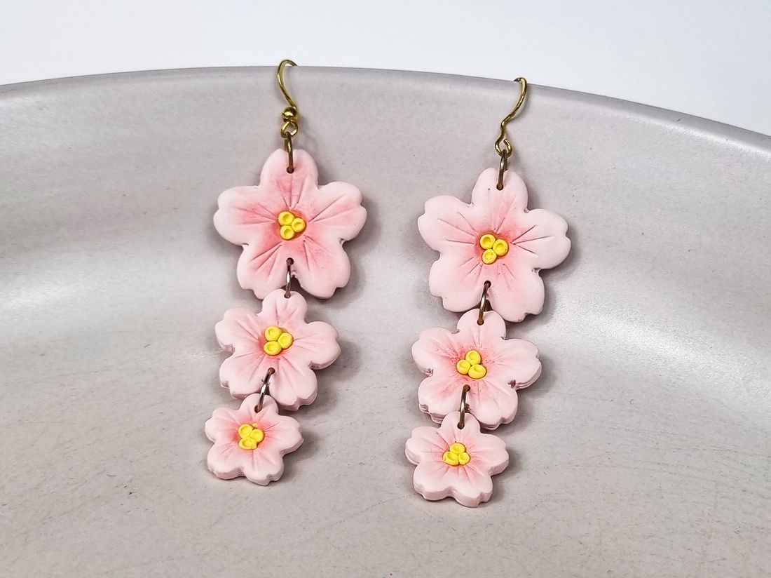 Cercei sakura lungi, handmade din lut polimeric, flori roz inspirate de ciresii japonezi - bijuterii - cercei - cercei lungi - Artynos.ro