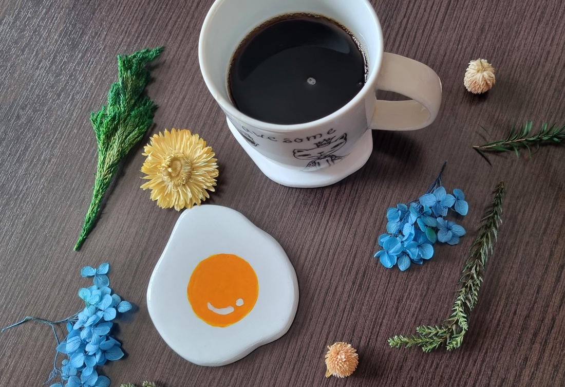 Suport pahare ou prajit, 1 bucata, modelat din lut si pictat manual - casă & stil de viață - decorațiuni de casă - decorațiuni de masă și rafturi - decorațiuni de masă - Artynos.ro