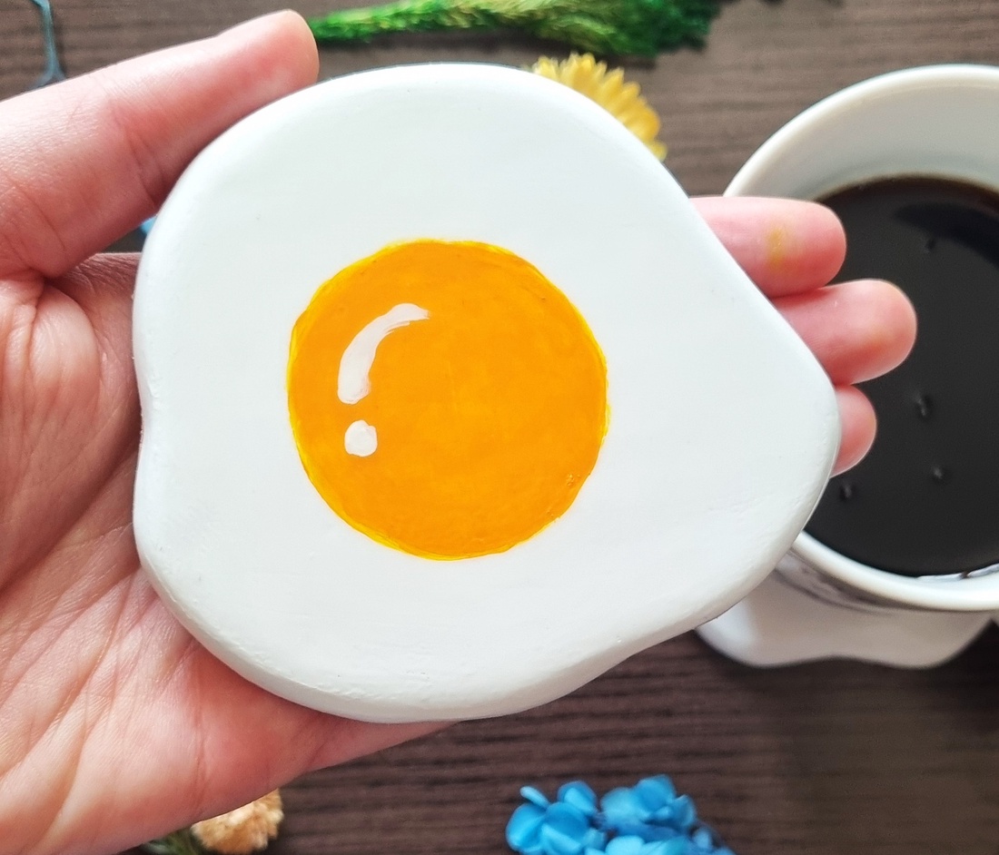 Suport pahare ou prajit, 1 bucata, modelat din lut si pictat manual - casă & stil de viață - decorațiuni de casă - decorațiuni de masă și rafturi - decorațiuni de masă - Artynos.ro