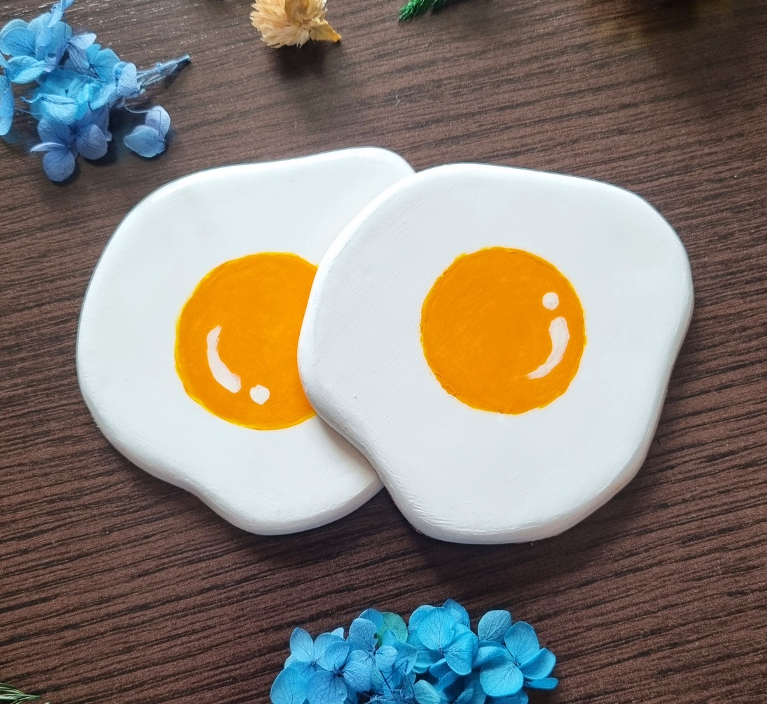 Suport pahare ou prajit, 1 bucata, modelat din lut si pictat manual - casă & stil de viață - decorațiuni de casă - decorațiuni de masă și rafturi - decorațiuni de masă - Artynos.ro