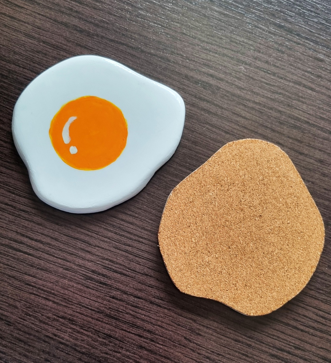 Suport pahare ou prajit, 1 bucata, modelat din lut si pictat manual - casă & stil de viață - decorațiuni de casă - decorațiuni de masă și rafturi - decorațiuni de masă - Artynos.ro