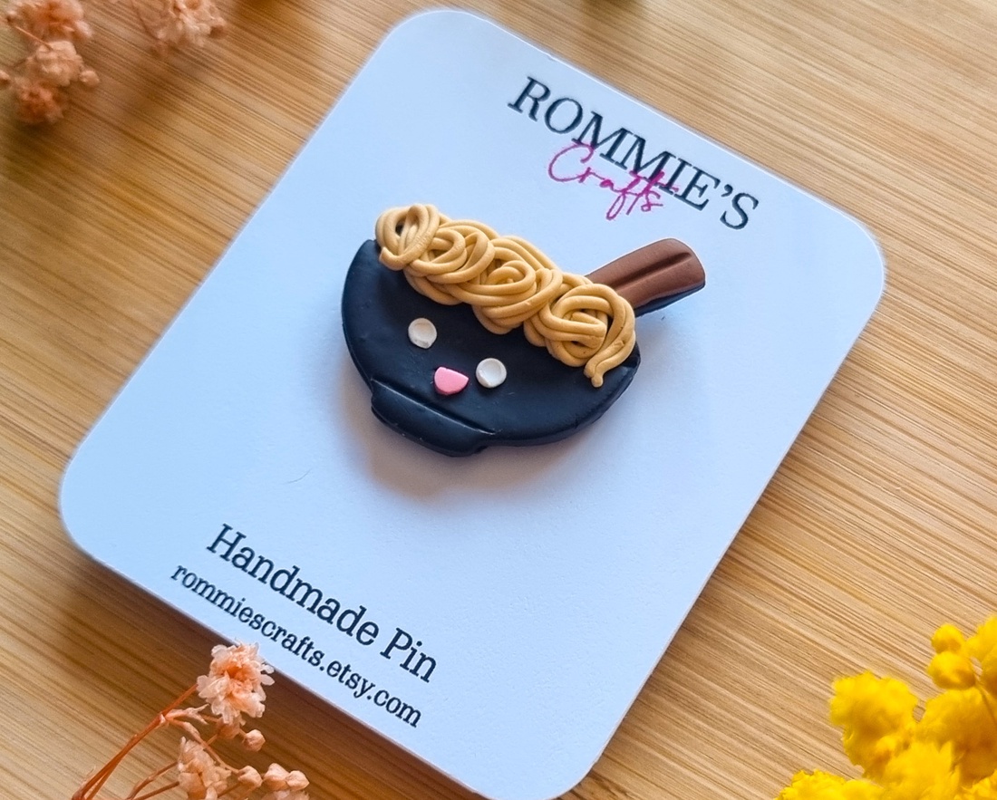 Brosa pin Ramen, handmade din lut polimeric, accesoriu amuzant tematica food - bijuterii - broșe - Artynos.ro