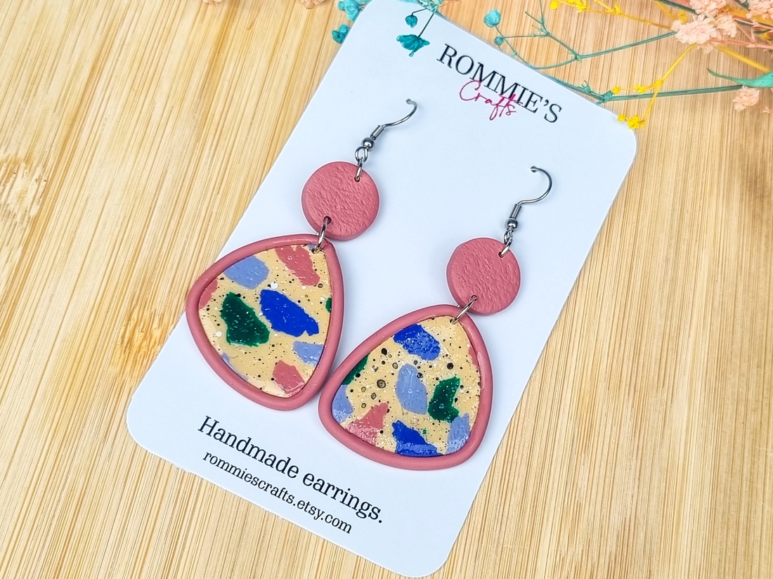 Cercei terrazzo handmade din lut polimeric, colorati, moderni - bijuterii - cercei - cercei lungi - Artynos.ro