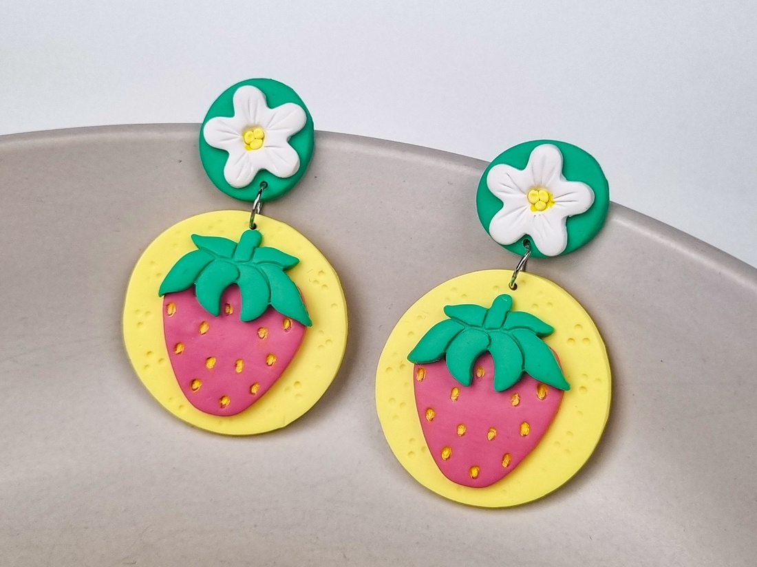 Cercei Căpșuni � Bijuterii handmade din lut polimeric, inspirație de vară - bijuterii - cercei - cercei lungi - Artynos.ro