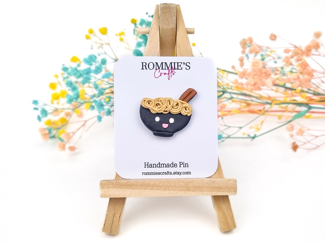 Brosa pin Ramen, handmade din lut polimeric, accesoriu amuzant tematica food - bijuterii - broșe - Artynos.ro