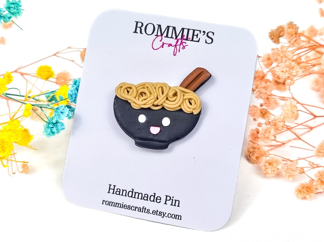 Brosa pin Ramen, handmade din lut polimeric, accesoriu amuzant tematica food - bijuterii - broșe - Artynos.ro