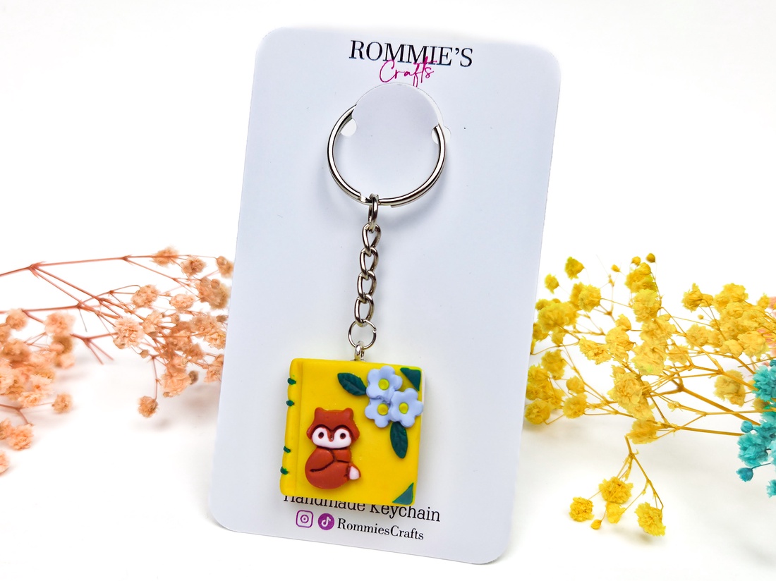 Breloc carte cu vulpe handmade din lut polimeric, accesoriu cute - genți și portofele - accesorii genți - breloc - Artynos.ro