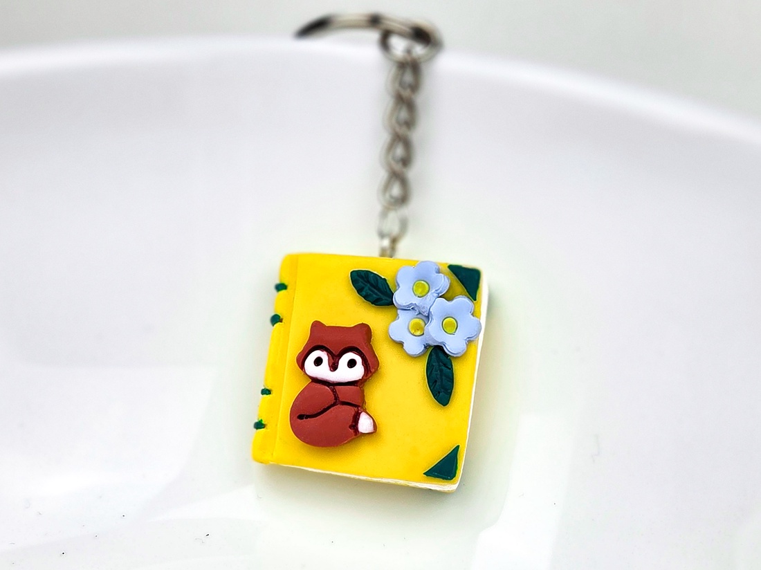Breloc carte cu vulpe handmade din lut polimeric, accesoriu cute - genți și portofele - accesorii genți - breloc - Artynos.ro