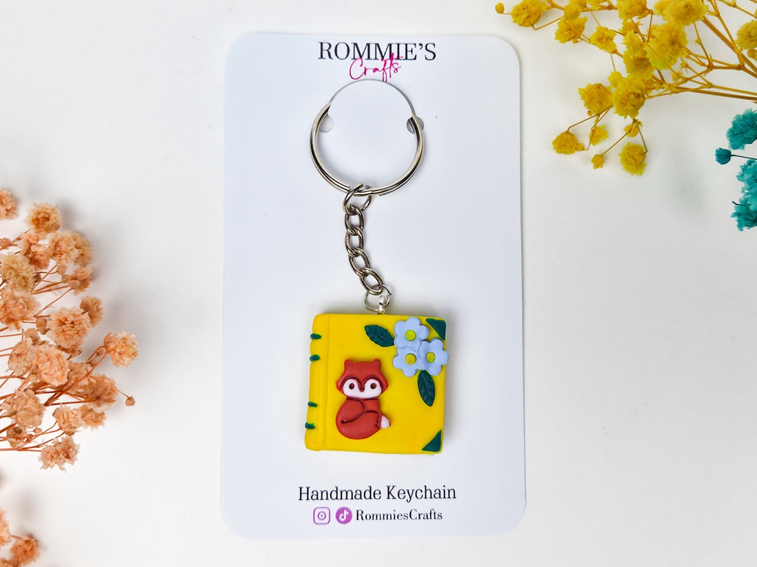 Breloc carte cu vulpe handmade din lut polimeric, accesoriu cute - genți și portofele - accesorii genți - breloc - Artynos.ro