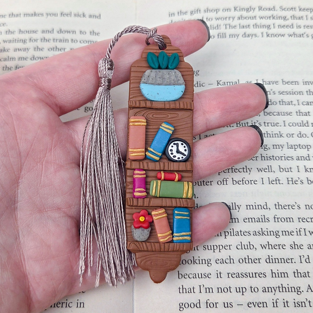 Semn de carte biblioteca, handmade din lut polimeric, cadou pentru iubitorii de carti - cărți și creații cu tematică muzicală, cadouri - semn de carte - Artynos.ro