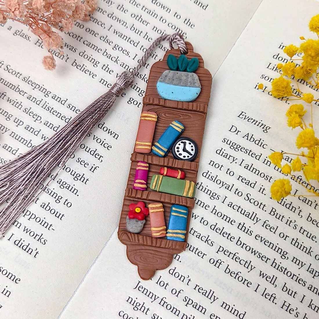 Semn de carte biblioteca, handmade din lut polimeric, cadou pentru iubitorii de carti - cărți și creații cu tematică muzicală, cadouri - semn de carte - Artynos.ro