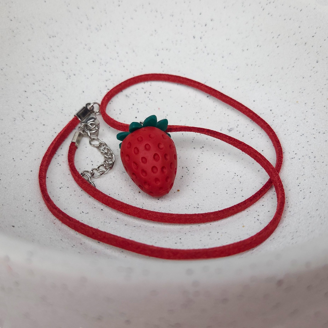 Colier cu capsuna handmade din lut polimeric - bijuterii - coliere - coliere cu pandative - Artynos.ro