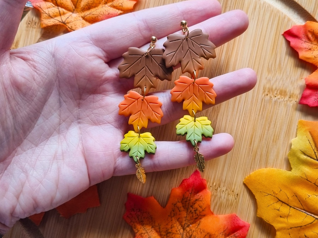 Cercei de toamna cu frunze de artar in gradient, handmade din lut polimeric - bijuterii - cercei - cercei lungi - Artynos.ro