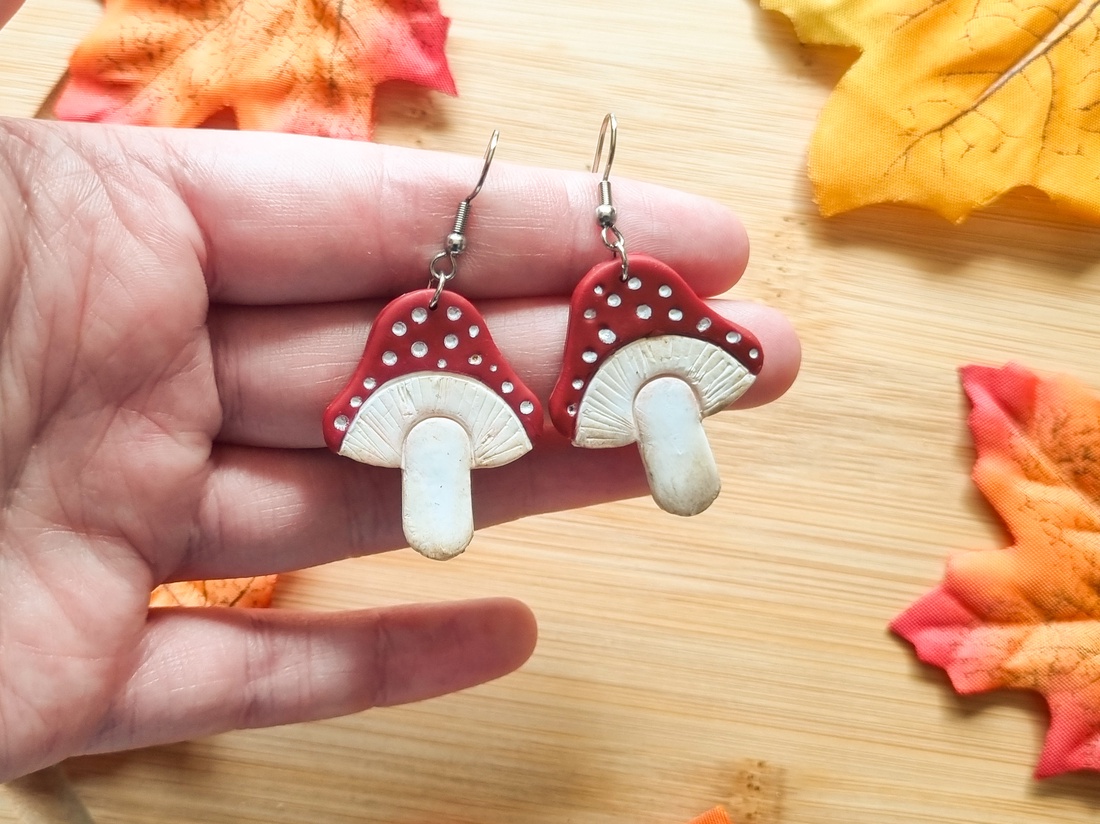 Cercei toamna ciupercute rosii, handmade din lut polimeric, stil cottagecore - bijuterii - cercei - cercei lungi - Artynos.ro