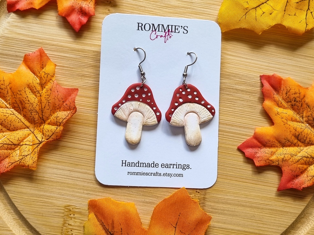 Cercei toamna ciupercute rosii, handmade din lut polimeric, stil cottagecore - bijuterii - cercei - cercei lungi - Artynos.ro