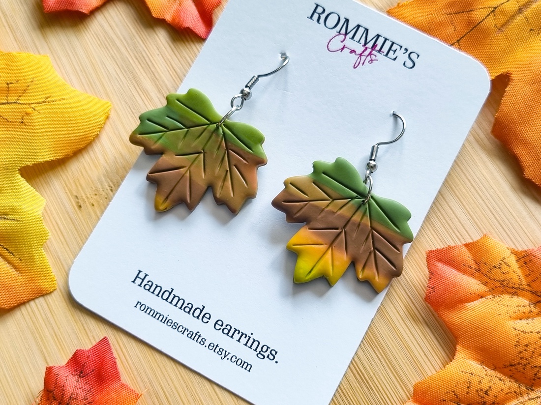 Cercei frunze de artar in culori de toamna, handmade din lut polimeric - bijuterii - cercei - cercei lungi - Artynos.ro