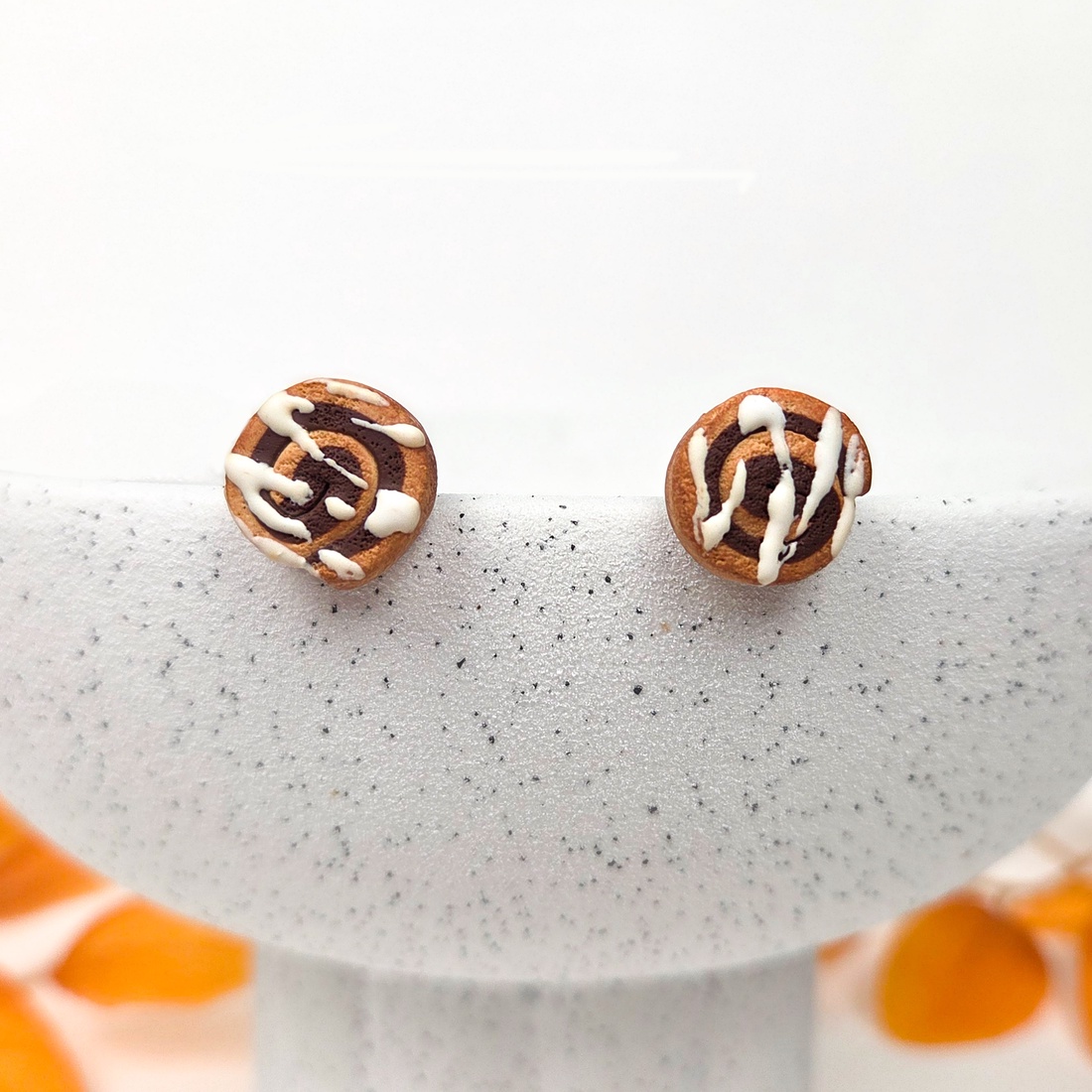 Cercei cinnamon rolls, handmade din lut polimeric - bijuterii - cercei - cercei cu figurine - Artynos.ro