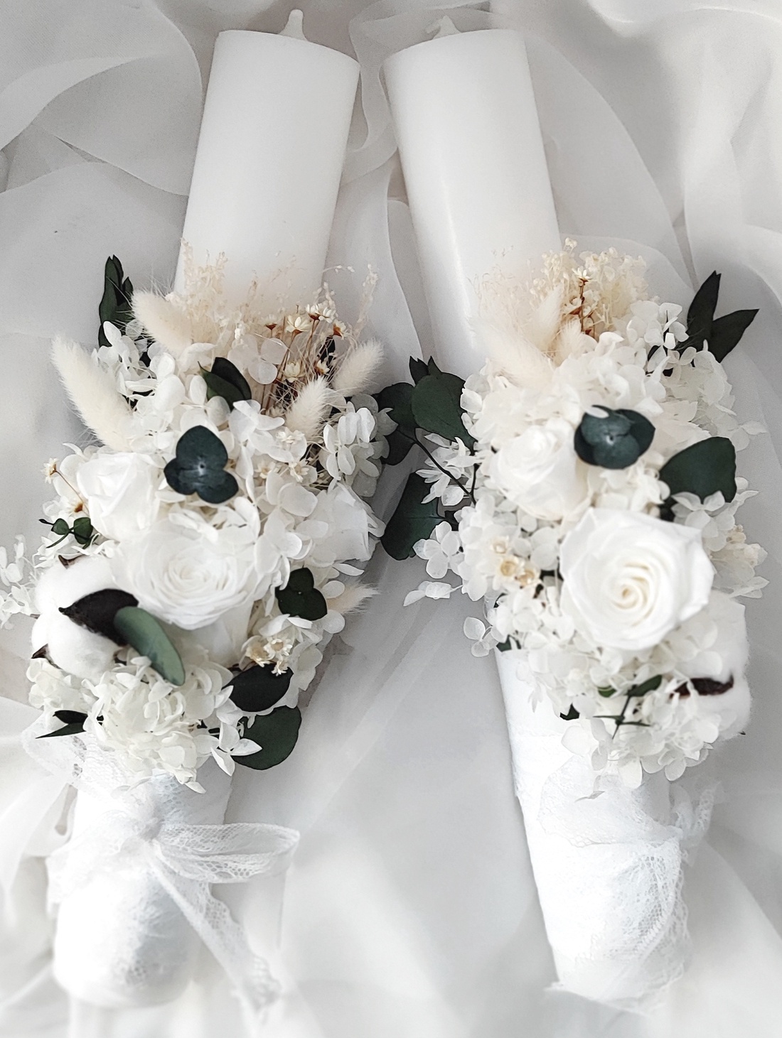 Set nunta - buchet de mireasa si lumanari de cununie realizat cu trandafiri și bujori criogenati, plante stabiliza - accesorii nuntă - amintiri și cadouri de nuntă - cadou nuntă - set de ceremonie - Artynos.ro