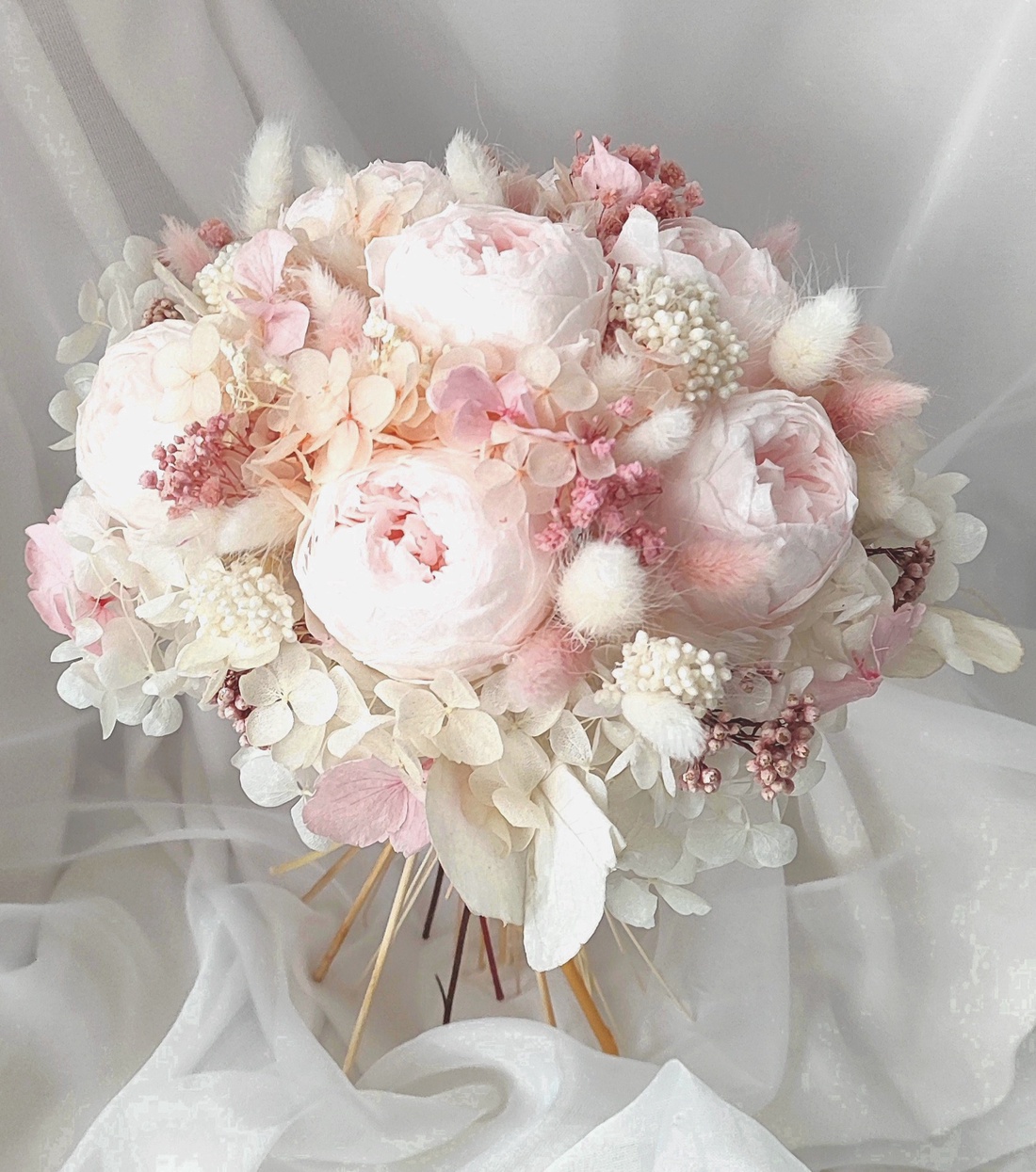 Buchet de mireasa cu bujori roz criogenati - accesorii nuntă - amintiri și cadouri de nuntă - cadou nuntă - set de ceremonie - Artynos.ro