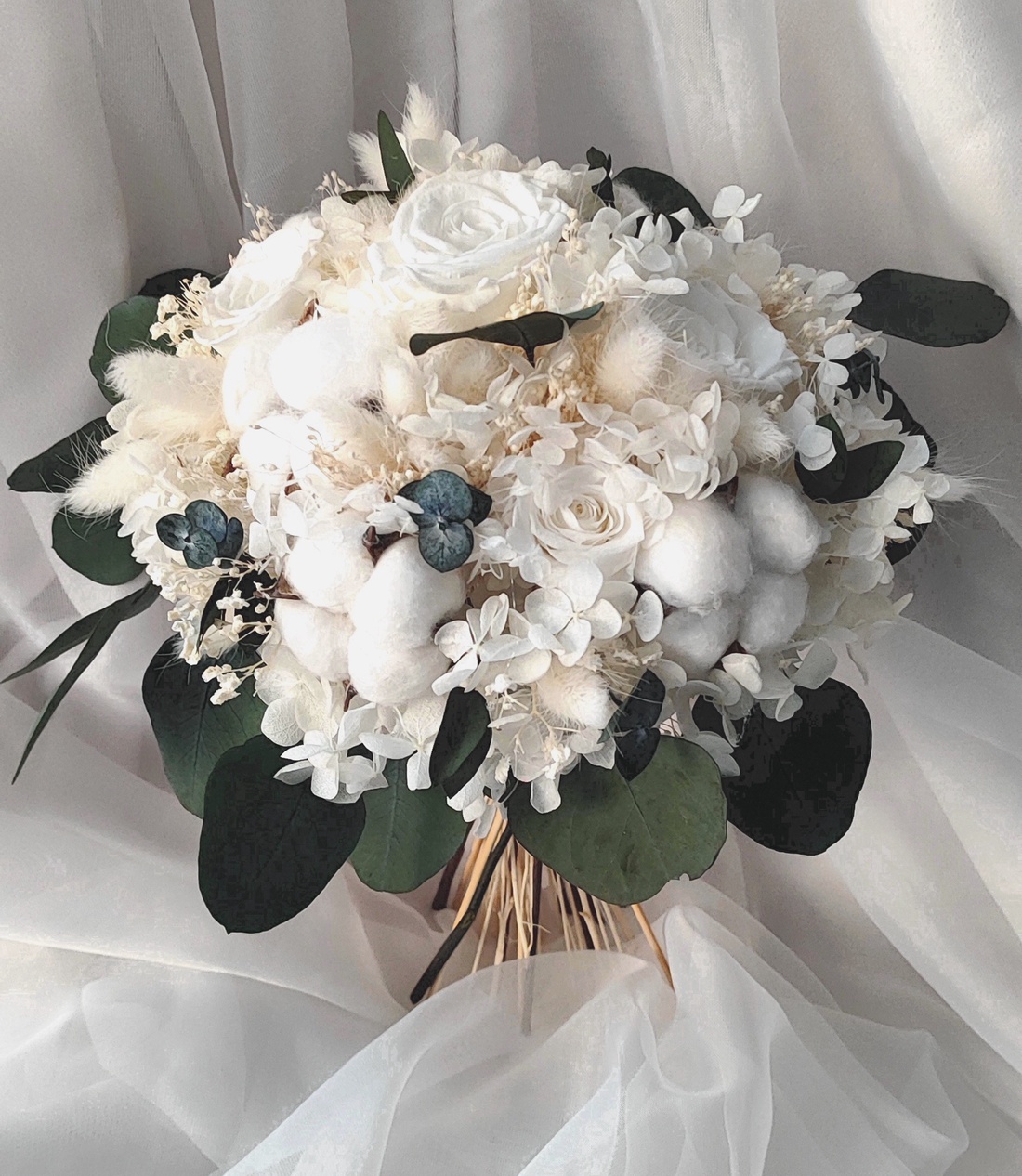 Set nunta - buchet de mireasa si lumanari realizat cu trandafiri criogenati, hortensie, eucalypt și măslin stabilizate - accesorii nuntă - buchet mireasă  - Artynos.ro