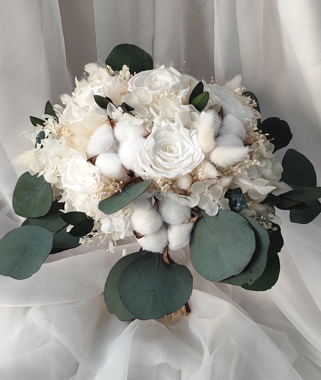 Set nunta - buchet de mireasa si lumanari realizat cu trandafiri criogenati, hortensie, eucalypt și măslin stabilizate - accesorii nuntă - buchet mireasă  - Artynos.ro