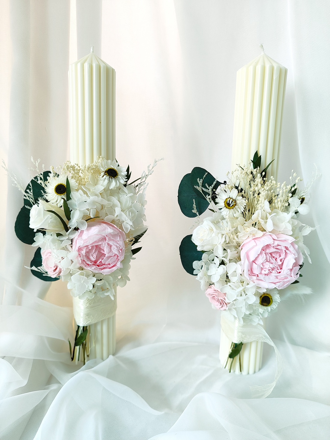 Set nunta - buchet de mireasa si lumanari, realizat cu trandafiri criogenati, hortensie, eucalypt și măslin,stabilizate - accesorii nuntă - buchet mireasă  - Artynos.ro