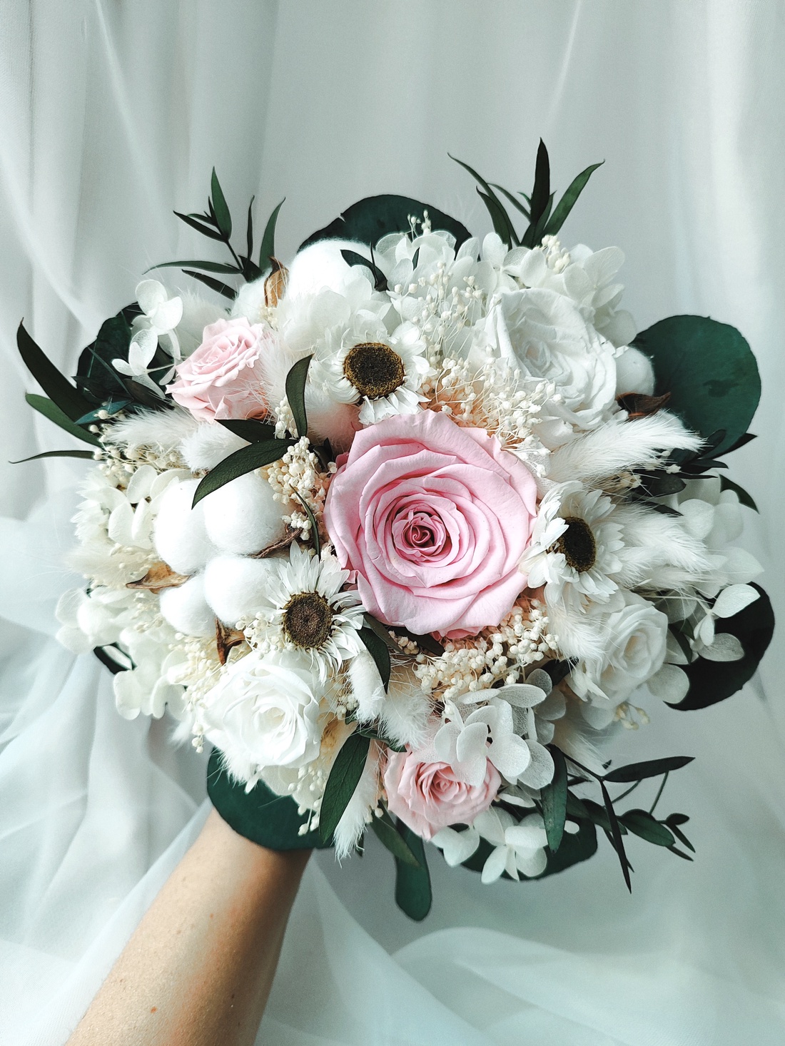 Set nunta - buchet de mireasa si lumanari, realizat cu trandafiri criogenati, hortensie, eucalypt și măslin,stabilizate - accesorii nuntă - buchet mireasă  - Artynos.ro