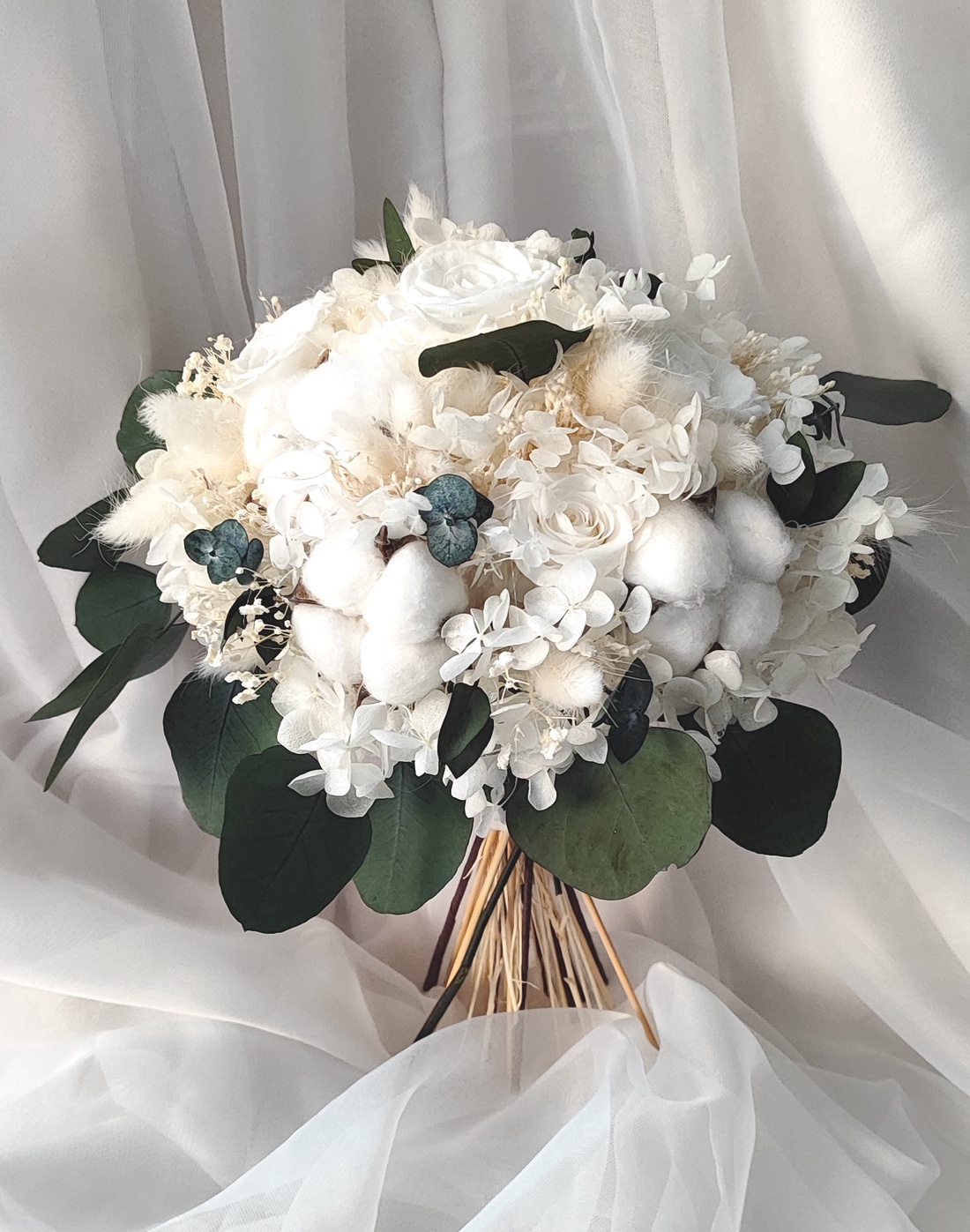 Buchet mireasa alb / verde realizat cu flori și plante criogenate / stabilizate - accesorii nuntă - buchet mireasă  - Artynos.ro