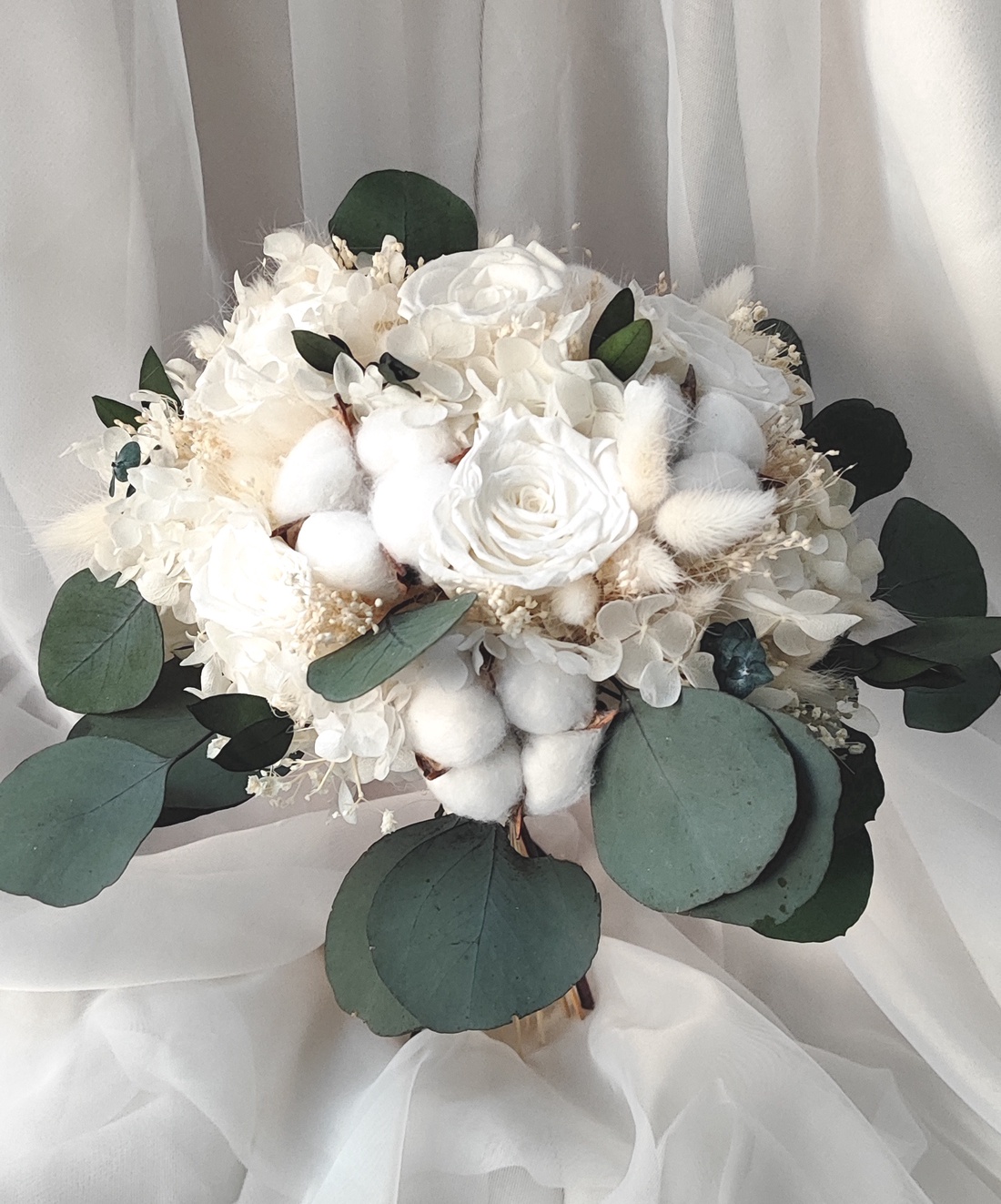 Buchet mireasa alb / verde realizat cu flori și plante criogenate / stabilizate - accesorii nuntă - buchet mireasă  - Artynos.ro