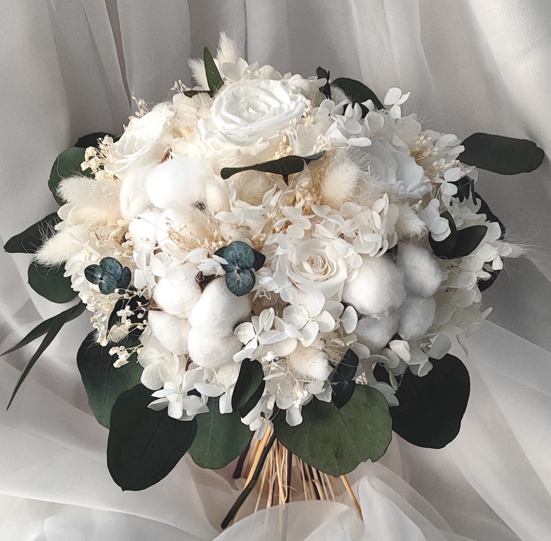 Buchet mireasa alb / verde realizat cu flori și plante criogenate / stabilizate - accesorii nuntă - buchet mireasă  - Artynos.ro