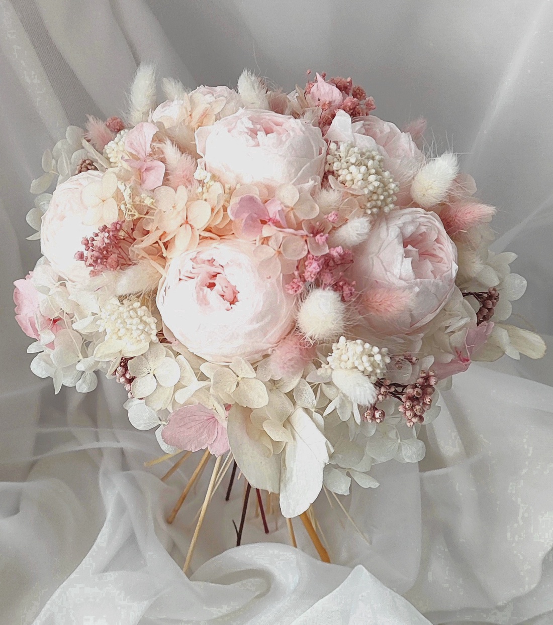 Buchet de mireasa cu bujori roz criogenati - accesorii nuntă - buchet mireasă  - Artynos.ro
